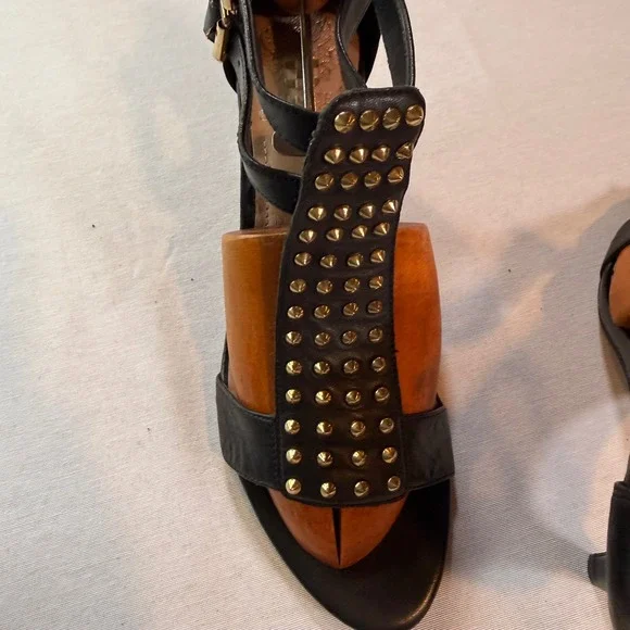 Vince Camuto Studded Sandals 8B Black Good Leather Kitten Heel Gladiator Luxury - Picture 4 of 10